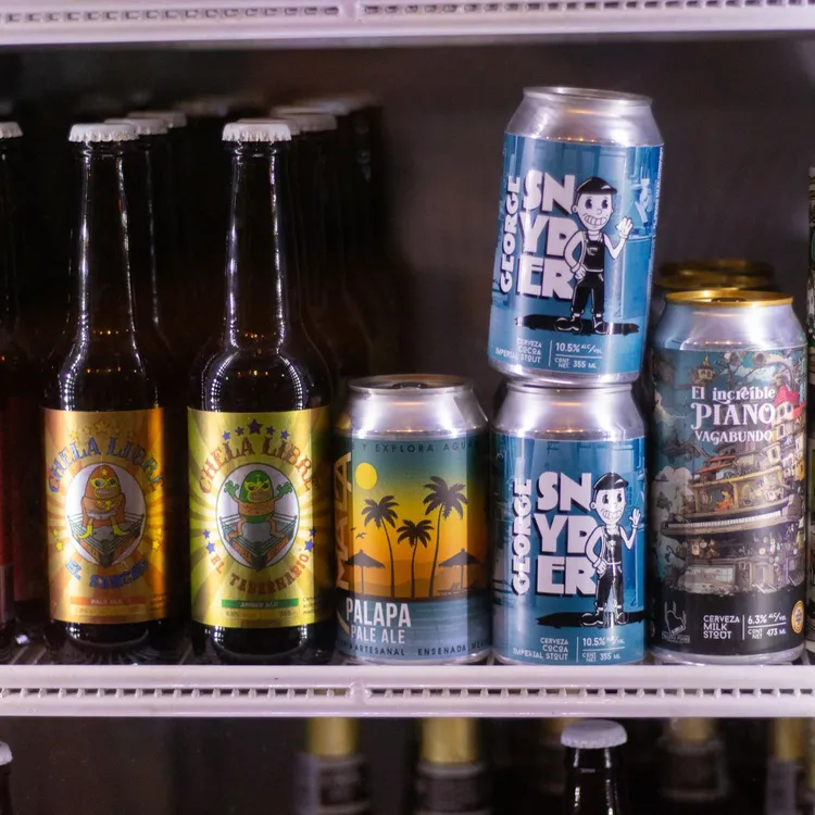 Cervejeira com garrafas e latas geladas